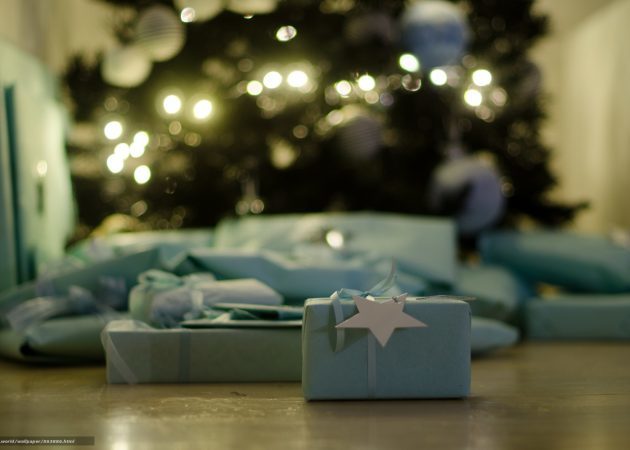Decorar un árbol de Navidad: regalos