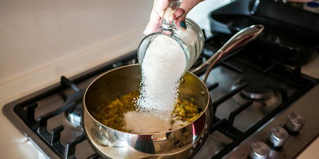 Cómo hacer mermelada de grosella y naranja: espolvorear el puré con azúcar