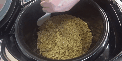 Cómo cocinar espelta en una olla de cocción lenta.