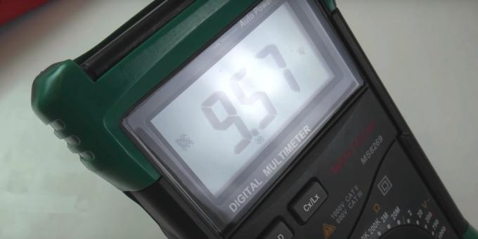 En multímetro manual, es posible que tenga que ajustar el rango de medición