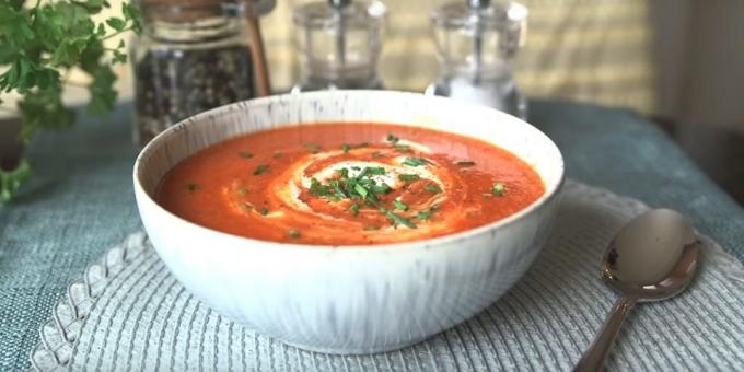 Sopa de tomate con coliflor, pimiento, cebolla y ajo: receta fácil