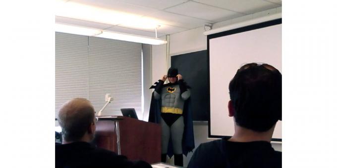 Profesor en un traje de Batman
