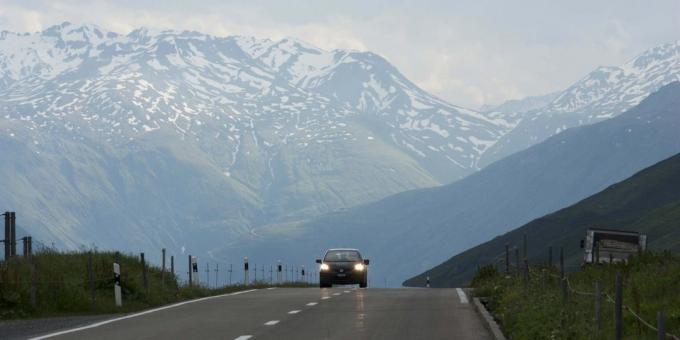 El camino a través del paso de Oberalp en Suiza