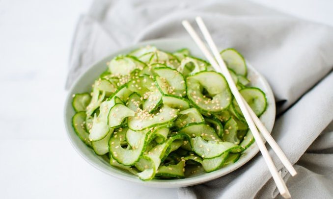 ensalada de pepino "Sunomono" con semillas de sésamo