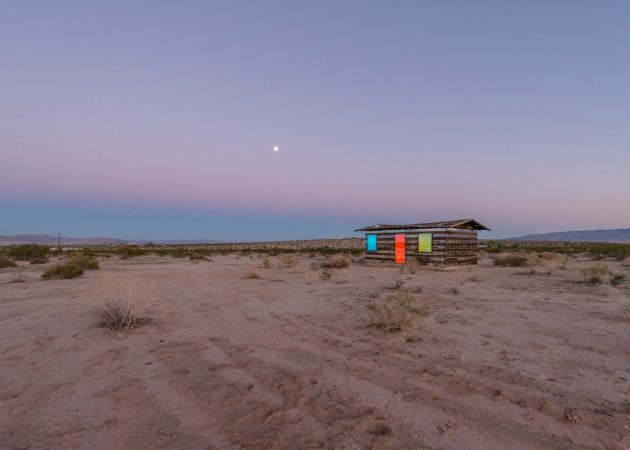 casa transparente hecha de paneles de vidrio