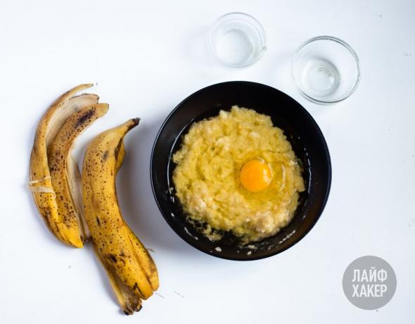 Pan de plátano: frotar el plátano, huevo y aceite de complemento
