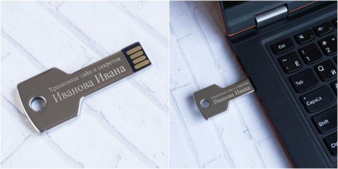 tarjeta de memoria flash en forma de una llave
