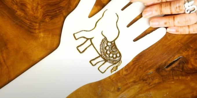 Dibujo de henna de un elefante en la mano: agregue un patrón en la parte posterior