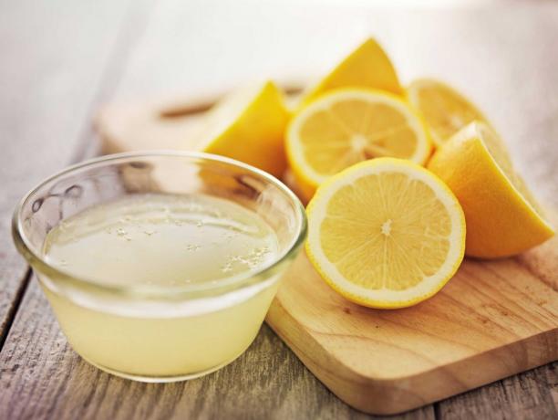 agua de limón contra las manchas en el microondas