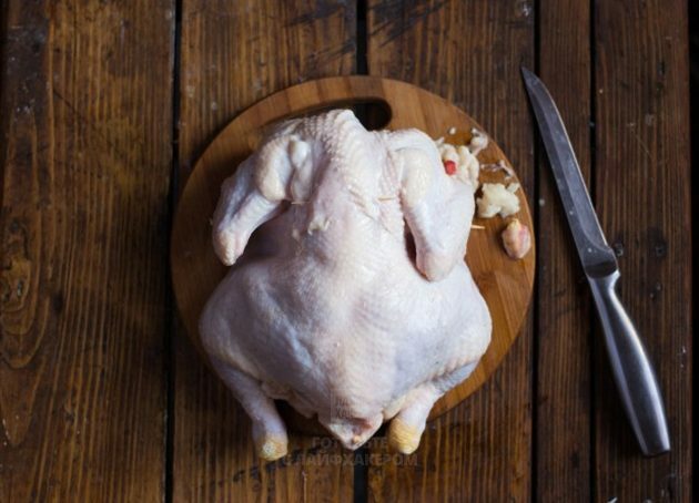 Pollo al horno con limón: corte el exceso de piel del cuello