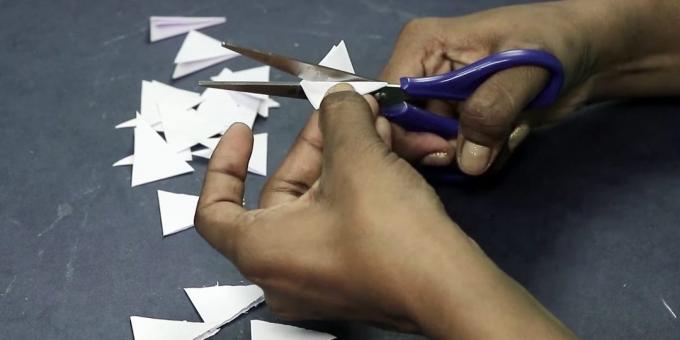 Tarjeta de cumpleaños con sus propias manos: triángulos Cortar en el papel blanco