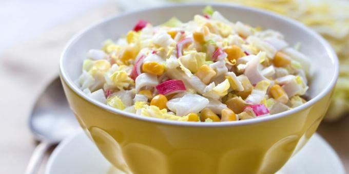 Ensalada con palitos de cangrejo y col china