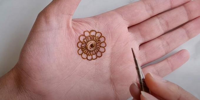 Dibujos de henna a mano: dibuja una flor