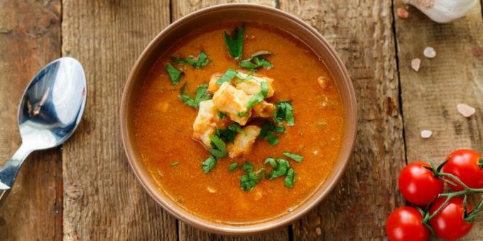 Sopa de tomate con pescado y patatas