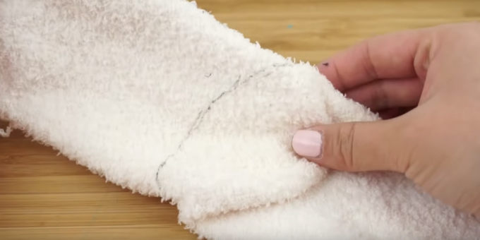 Cómo hacer un juguete de peluche: dibuja una línea en el dedo del pie