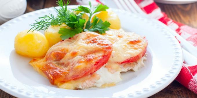 Salmón rosado al horno con tomate y queso: una receta sencilla