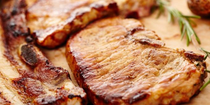 Cómo freír la carne de cerdo en el hueso con sal y pimienta