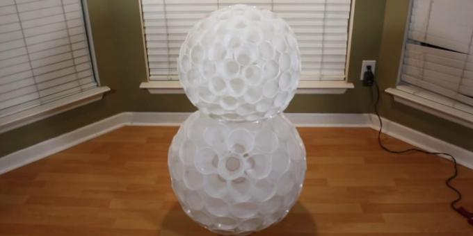 cómo hacer un muñeco de nieve: conecte dos bolas