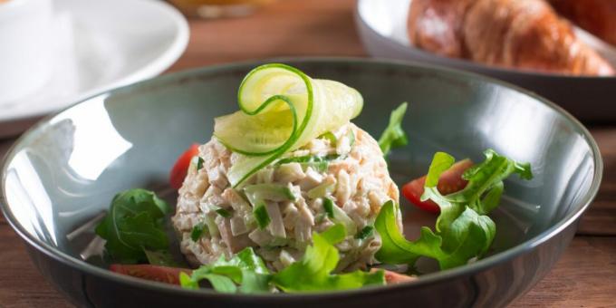 Ensalada con tortitas de huevo, jamón y dos tipos de pepinos