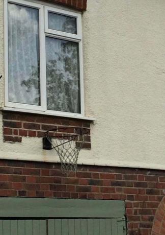 canasta de baloncesto debajo de la ventana
