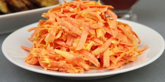 Ensalada de zanahoria, queso y ajo