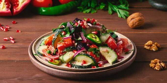 Ensalada de tomates y pepinos con nueces y granada