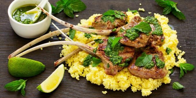 Cordero asado con salsa de menta y cilantro