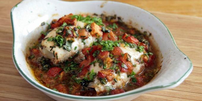 Pescado blanco al horno con tomates.