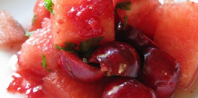 ensalada de frutas: ensalada de sandía y menta con la cereza