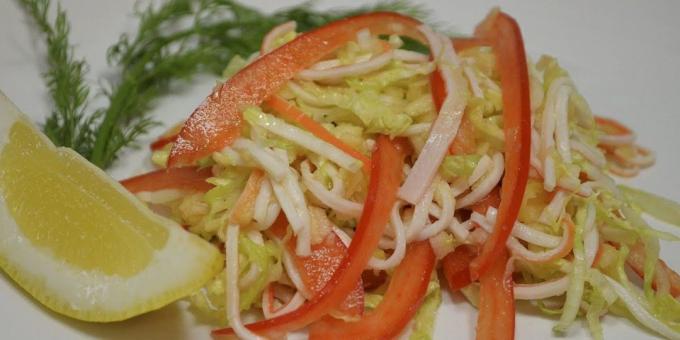 Ensalada con palitos de cangrejo, repollo, pimienta y la manzana