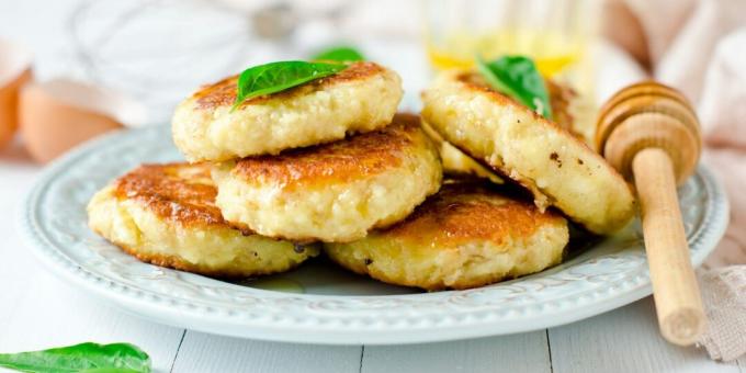 Tartas de queso guisadas en salsa de crema agria