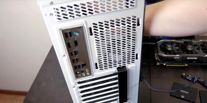 Cómo ensamblar una computadora: instale la placa base en la carcasa