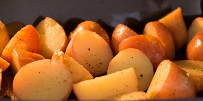 patatas cocidas al horno en el horno