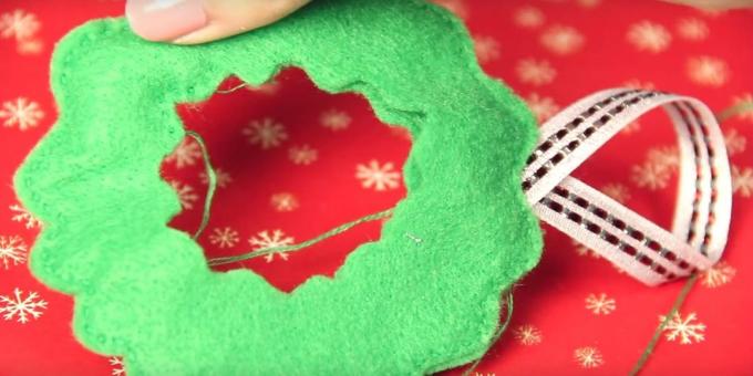 Juguetes de Navidad con sus propias manos: coser los bordes y añadir un bucle