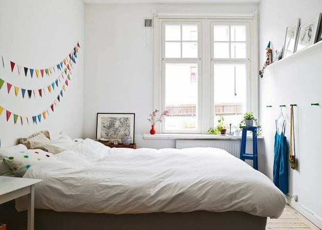 Dormitorio pequeño: los ganchos en la pared