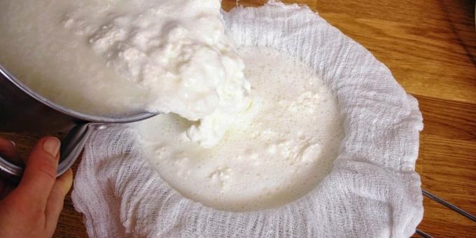 Cómo cocinar el queso: un montón de tensión a través de una gasa limpia y malla