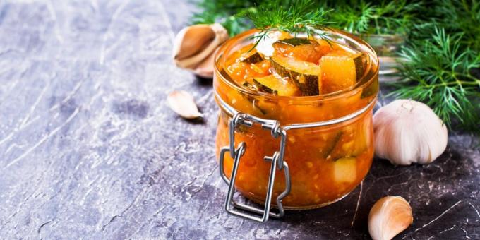 Ensalada de calabacín en el invierno "lenguaje Teschin" a la pimienta, el ajo y la pasta de tomate