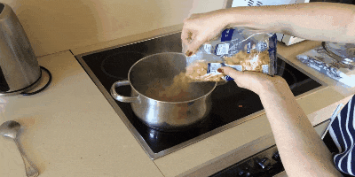 Cómo cocinar cuernos en una cacerola.