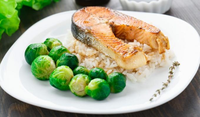 Filete de salmón al horno con arroz, coles de Bruselas y salsa de yogur