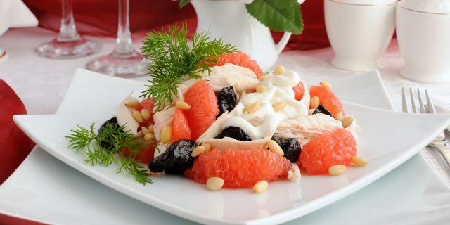 Ensalada de pomelo, ciruelas pasas y pollo