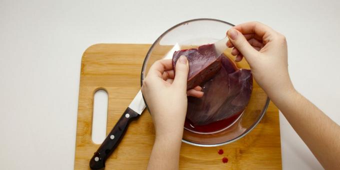 Cómo cocinar el hígado de cerdo: quitar el papel de aluminio