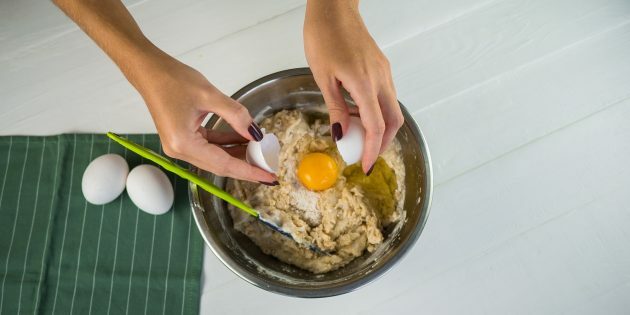 Pastel de pera y nueces: agregue yogur, mantequilla y huevos