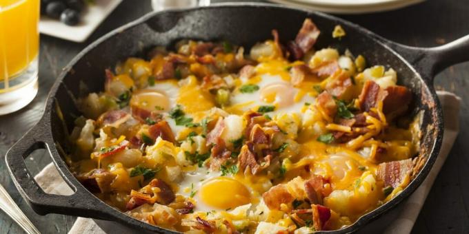 Huevos fritos con bacon, patatas y queso