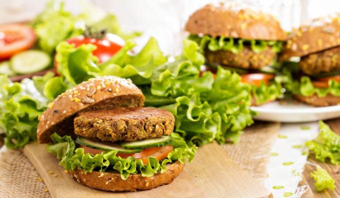 Hamburguesa Vegetal con Chuleta de Patatas y Nueces