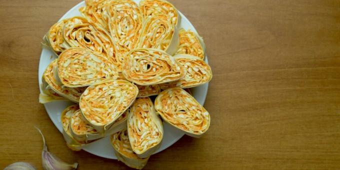 Lavash rolls con queso, huevos y zanahorias