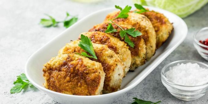 Chuletas de col cuaresmal con cebolla, ajo y hierbas