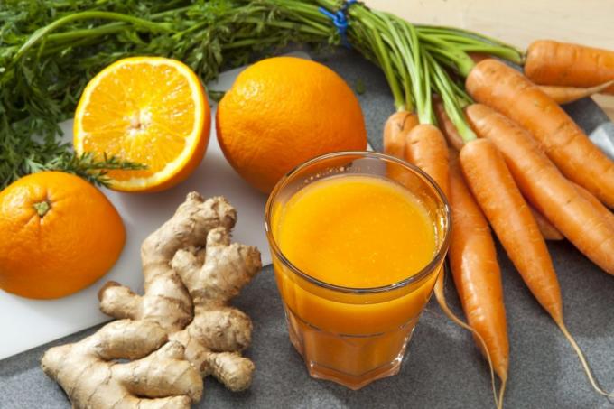 Zanahoria y jugo de naranja con jengibre