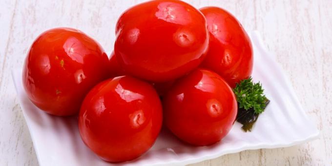 Tomates salados con rábano picante
