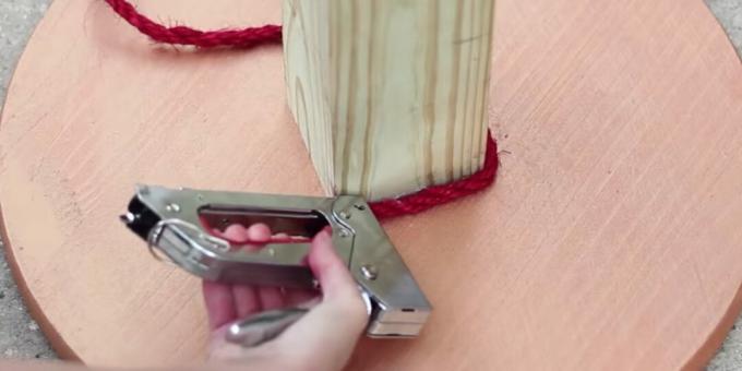 Cómo hacer un rascador: sujete una cuerda