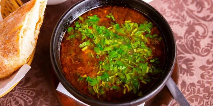 Sopa kharcho de ternera con arroz y tomates